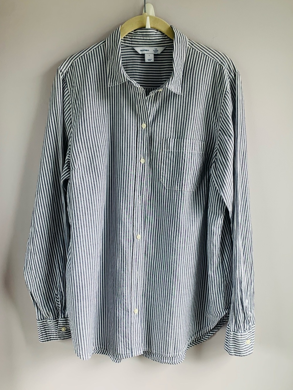 Old Navy Button Up Classic Shirt Blue White Stripes Boyfriend Preppy EUC Large